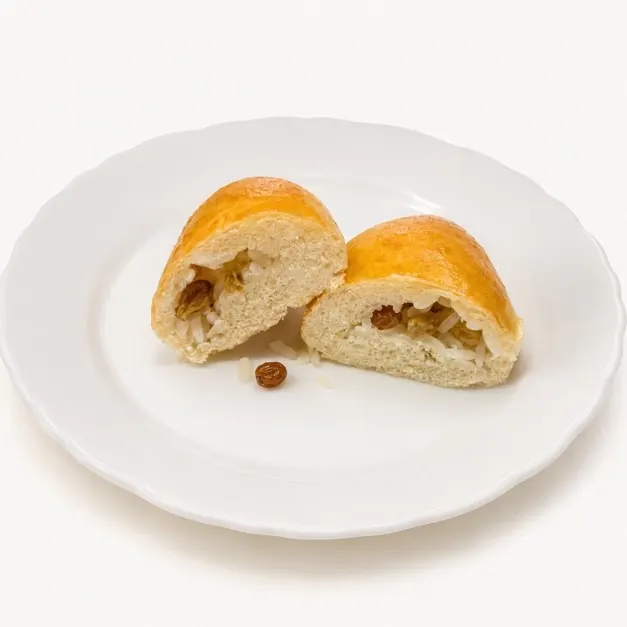 Пирожок с рисом и изюмом